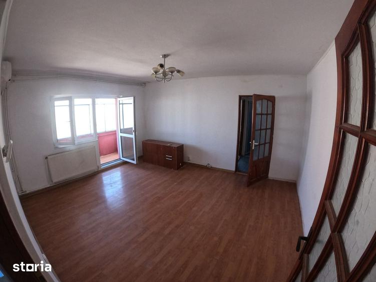 Apartament cu 3 camere semidecomandat în Tineretului
