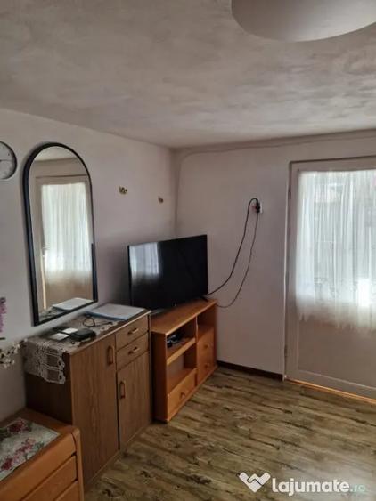 Casă cu 2 camere cu Teren 1686 Mp în Central
