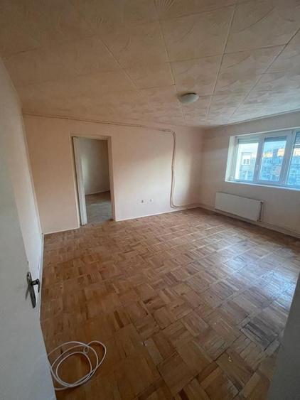 Apartament cu 2 camere semidecomandat în Carei