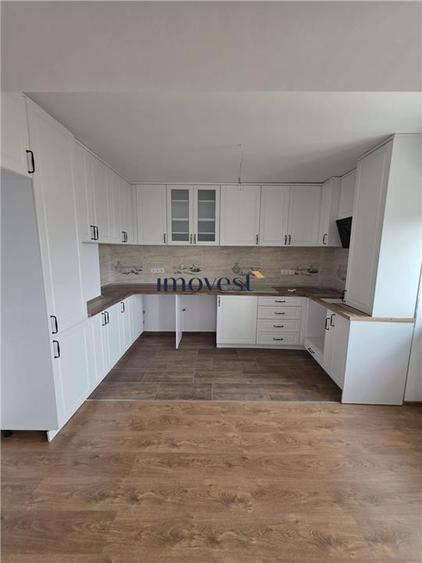 Apartament cu 4 camere decomandat în Carpați 2