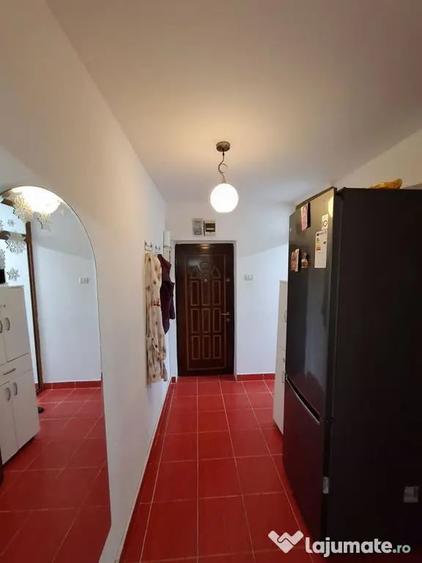 Apartament cu 3 camere semidecomandat în Brătianu