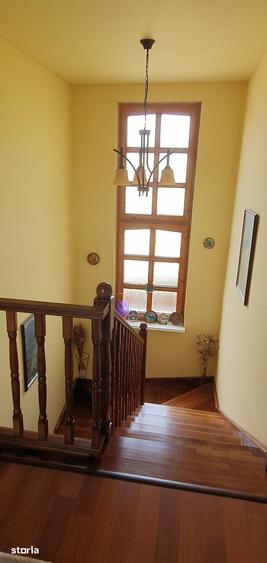 Casă cu 7 camere cu Teren 748 Mp în Borlești