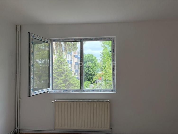 Apartament cu 3 camere semidecomandat în Dâmbu Pietros