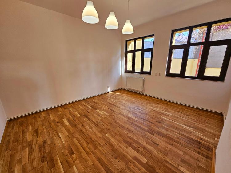 Casă individuală cu 20 camere cu Canalizare în Central