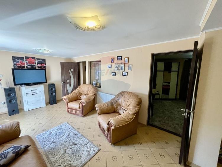 Casă individuală cu 6 camere cu Teren 1354 Mp în Țifești