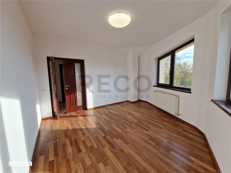 Casă cu 8 camere cu Teren 2756 Mp în Sântandrei
