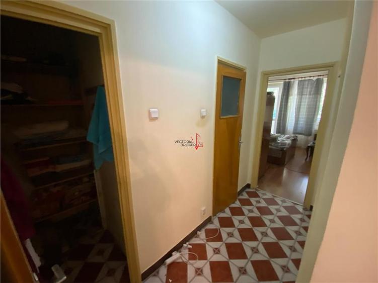 Apartament cu 3 camere semidecomandat în Vatra Luminoasă