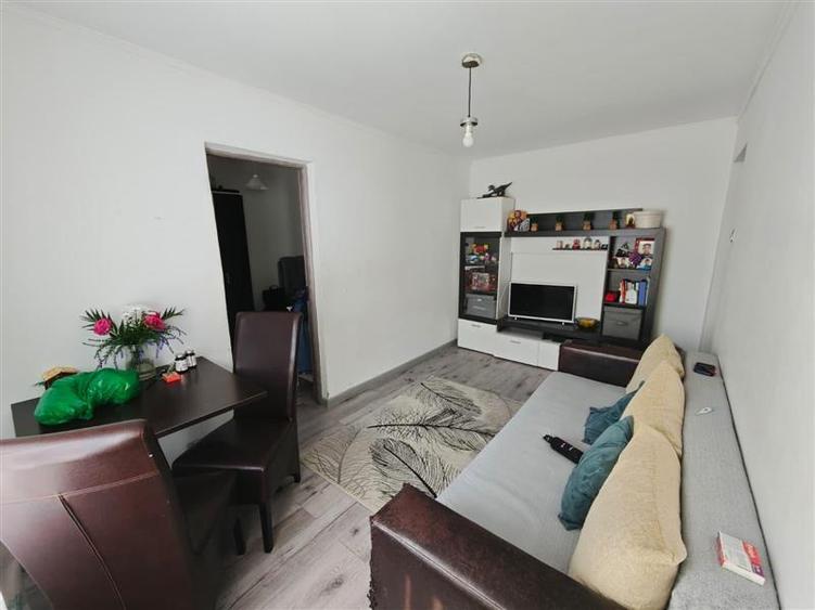 Apartament cu 3 camere semidecomandat, mobilat în Tătărași — fotografia 1
