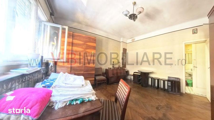 Apartament cu 3 camere semidecomandat în Moșilor
