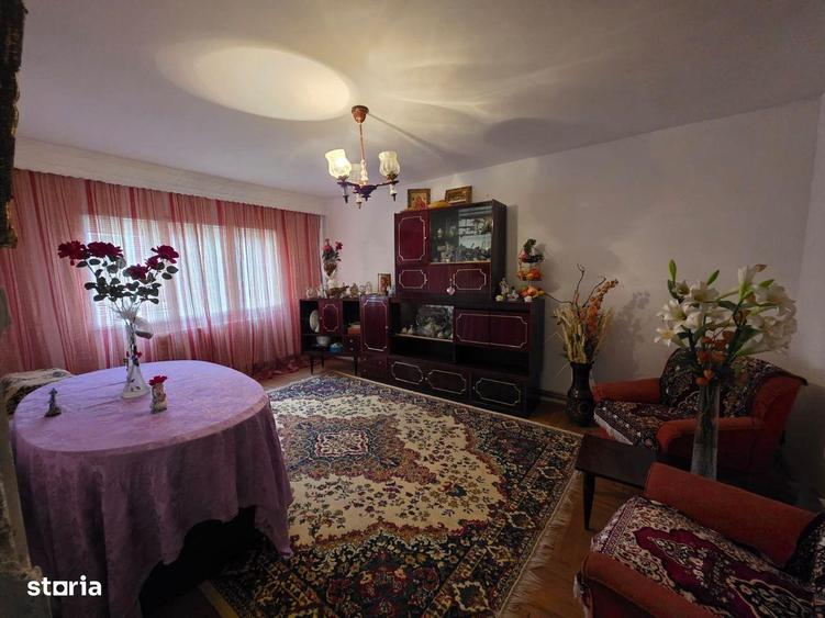 Apartament cu 4 camere decomandat în Central