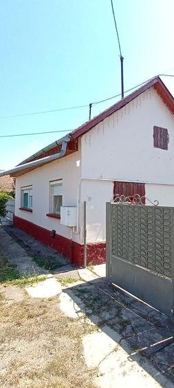 Casă cu 2 camere decomandat în Peregu Mic