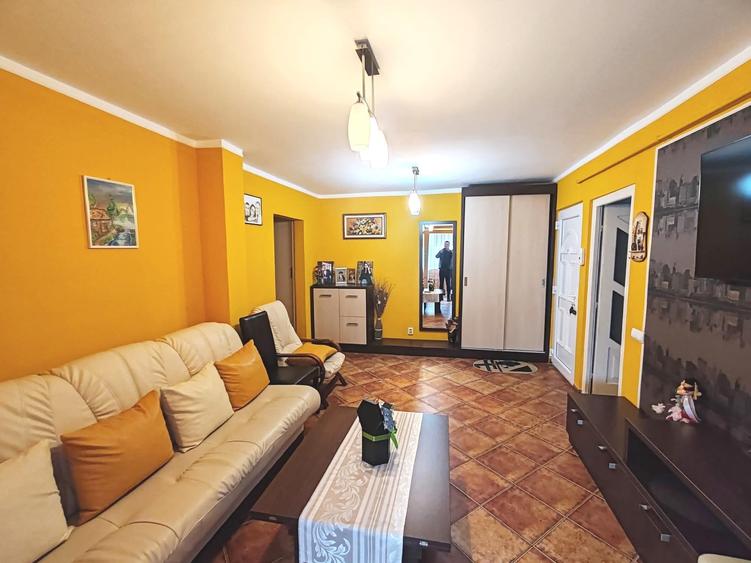 Apartament cu 3 camere decomandat, mobilat în Est