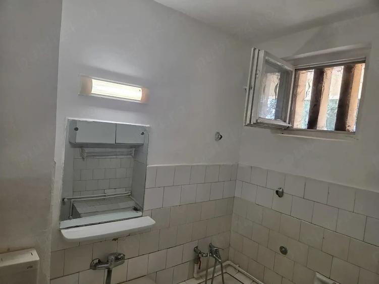 Apartament cu 3 camere semidecomandat, mobilat în Central