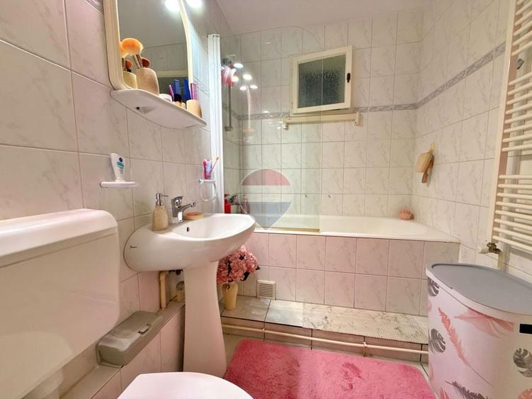 Apartament cu 3 camere decomandat, mobilat în Intim