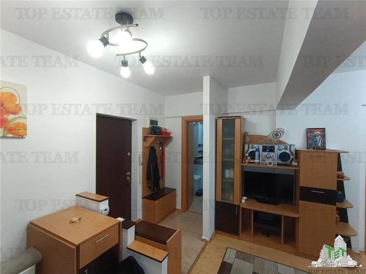 Apartament cu 3 camere semidecomandat, mobilat în Prelungirea Ghencea