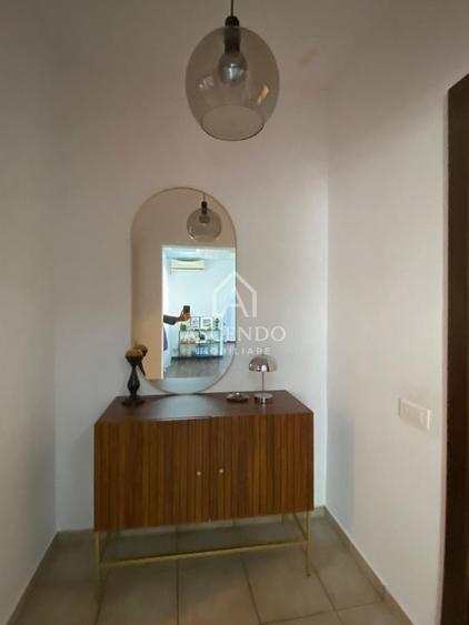 Apartament cu 4 camere semidecomandat, mobilat în Arcul de Triumf