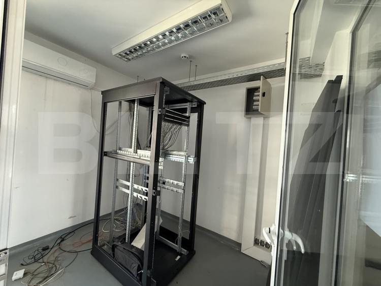 Birou, de 498.64999389648 mp, în Central