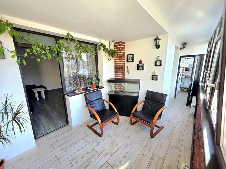 Apartament cu 3 camere semidecomandat în Faleza Nord