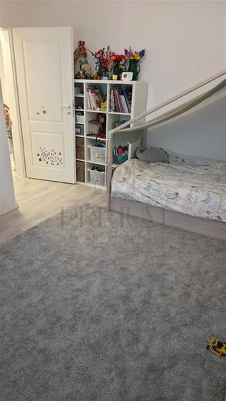 Apartament cu 4 camere decomandat, mobilat în Dumbrăvița