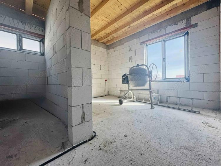 Casă cu 7 camere cu Teren 720 Mp în Santăul Mic