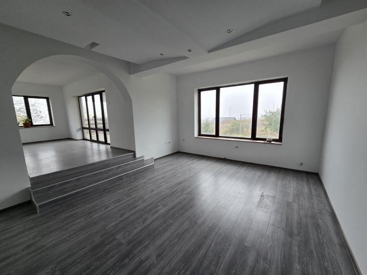 Casă individuală cu 8 camere cu Teren 961 Mp în Fântânele (Hemeiuș)