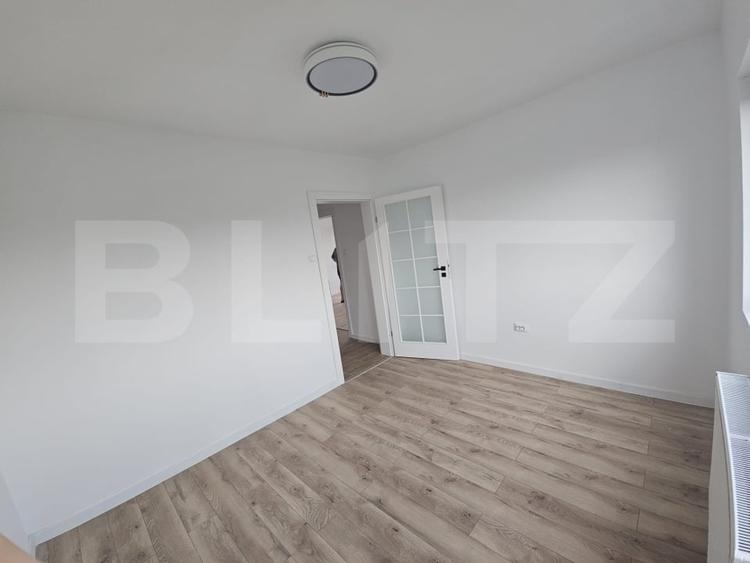 Apartament cu 3 camere semidecomandat în Podu Roș