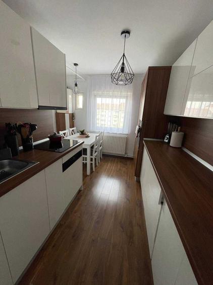 Apartament cu 3 camere semidecomandat, mobilat în Central