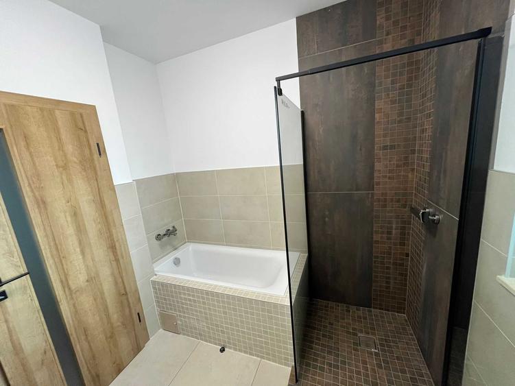 Apartament cu 2 camere decomandat în Tractorul