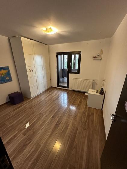 Apartament cu 4 camere decomandat în Rovine