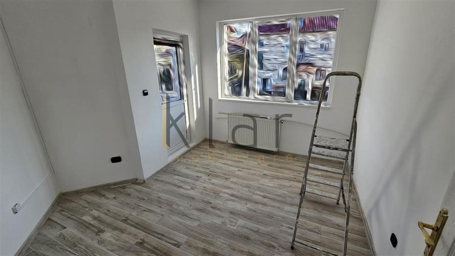 Casă individuală cu 10 camere cu Canalizare în Zorilor