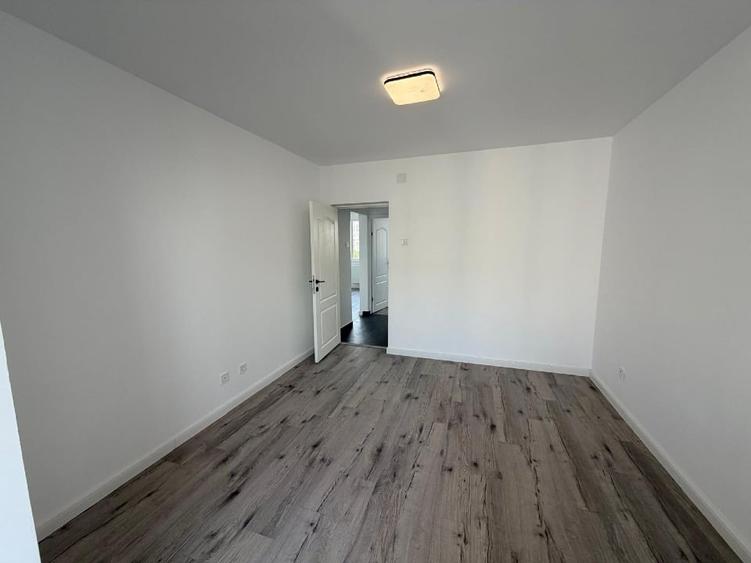 Apartament cu 3 camere semidecomandat în Titan
