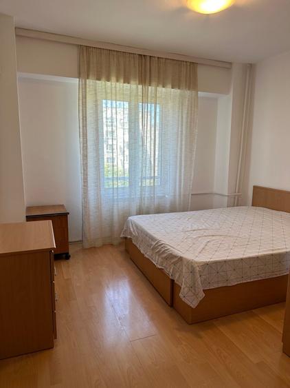 Apartament cu 3 camere decomandat, mobilat în Decebal