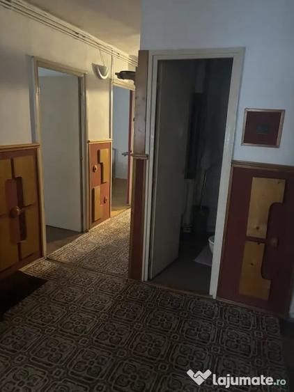 Apartament cu 3 camere decomandat în Pandurilor