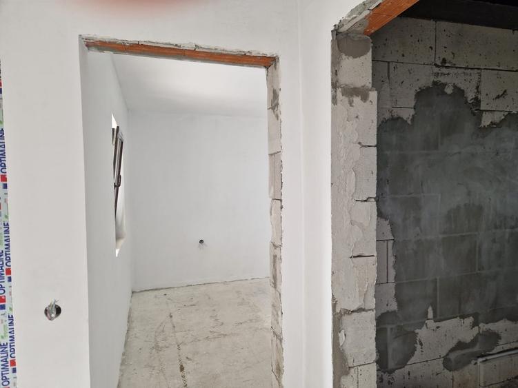 Casă individuală cu 4 camere cu Teren 180 Mp în Est