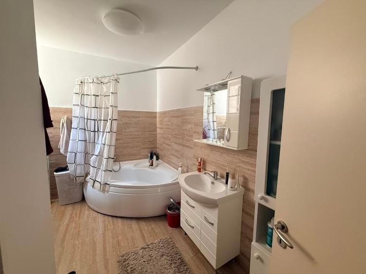 Apartament cu 3 camere decomandat, mobilat în Fabric