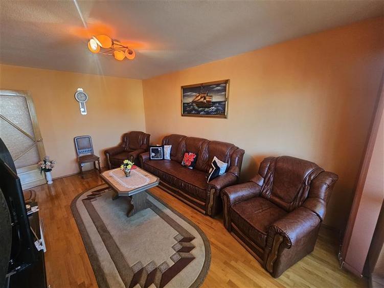 Apartament cu 3 camere decomandat, mobilat în Micro IV