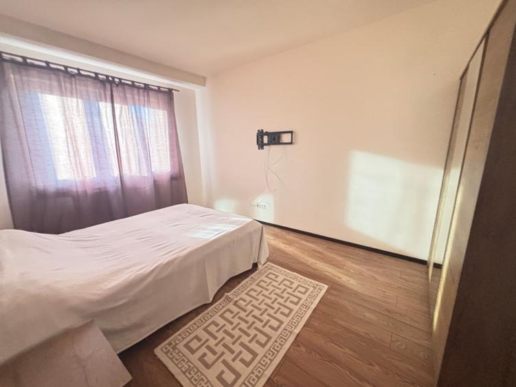 Apartament cu 3 camere semidecomandat, mobilat în Aradului
