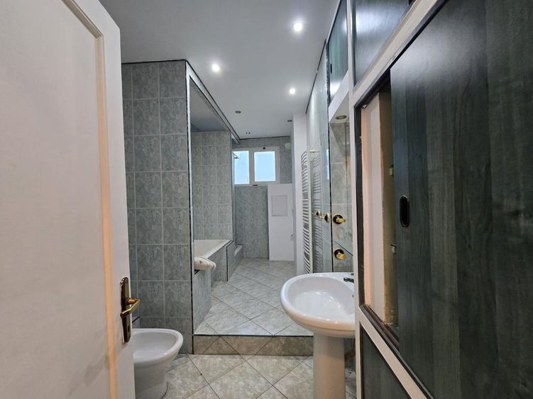 Apartament cu 6 camere nedecomandat, mobilat în Moșilor