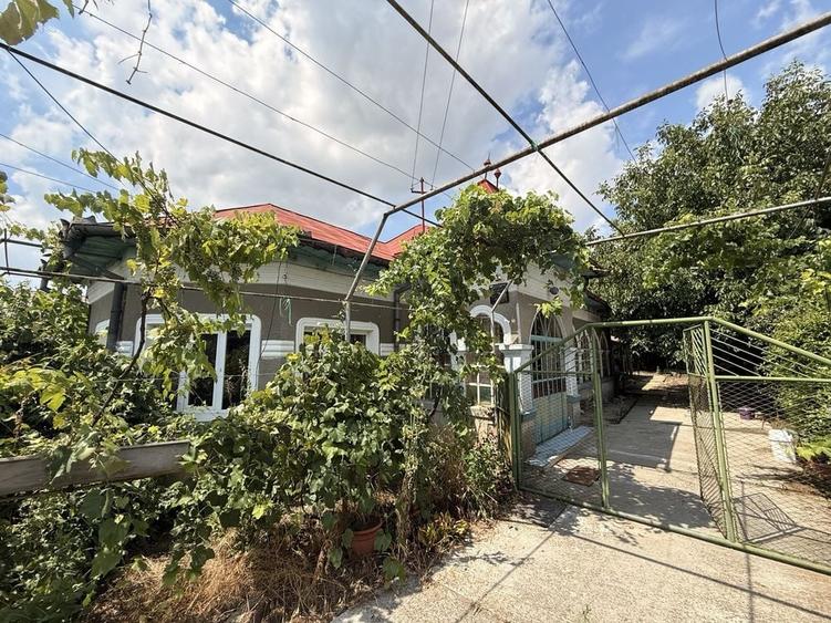 Casă cu 3 camere în Pârșcoveni