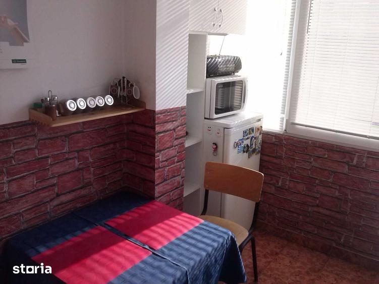 Apartament cu 2 camere semidecomandat în Tei