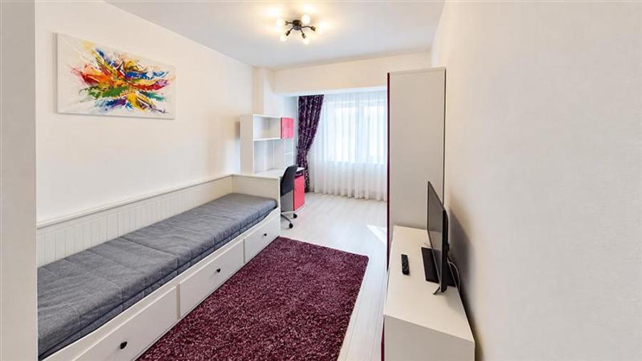 Apartament cu 3 camere decomandat, mobilat în Tractorul