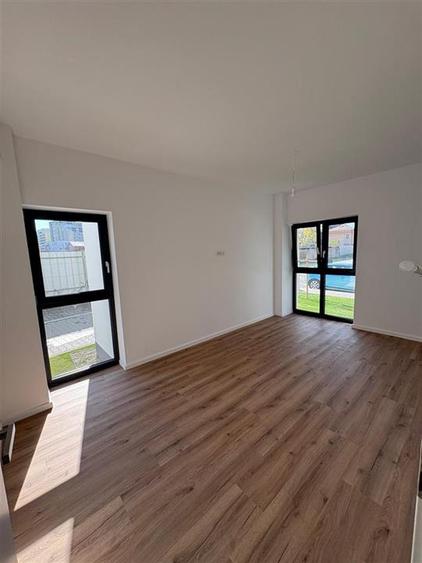 Apartament cu 3 camere decomandat în Tractorul