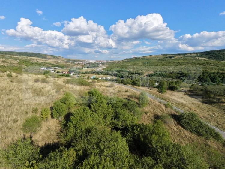 Teren agricol extravilan de 2200 mp, în Baciu