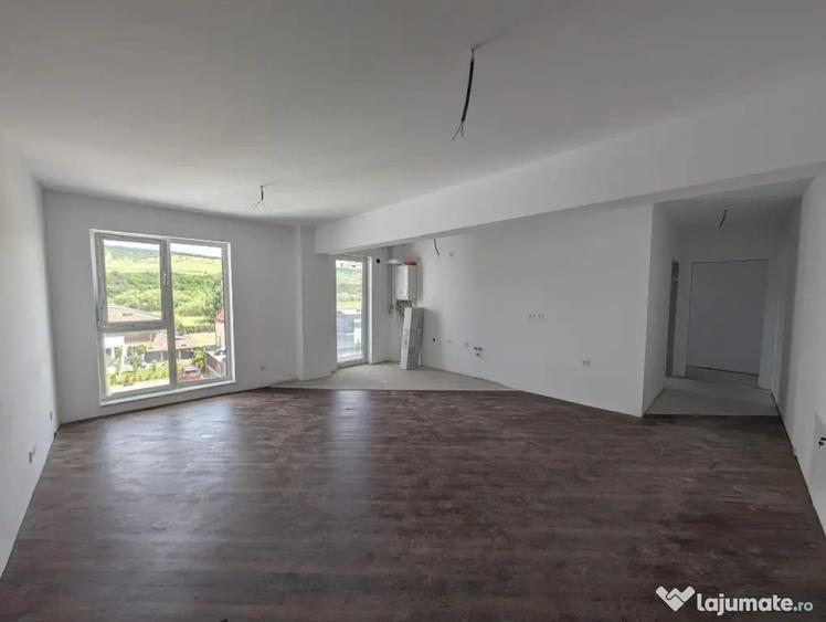 Apartament cu 3 camere semidecomandat în Florești