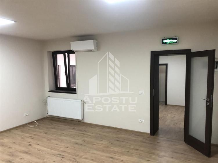 Birou, de 16 mp, în P-ța Unirii