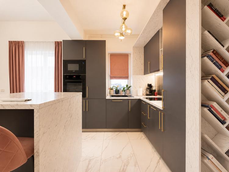 Apartament cu 3 camere decomandat în Girocului
