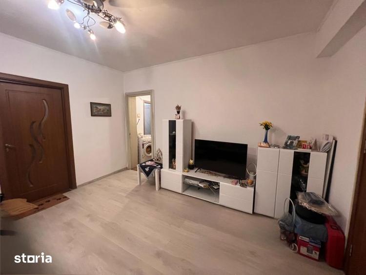 Apartament cu 3 camere semidecomandat în Titulescu