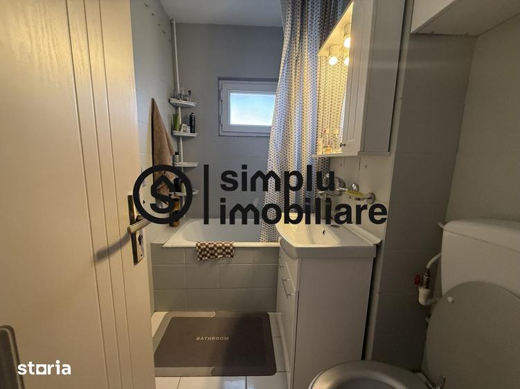 Apartament cu 3 camere semidecomandat în Rovine