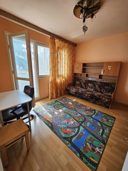Apartament cu 3 camere semidecomandat în Astra