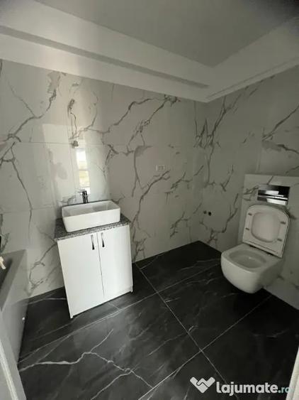 Apartament cu 7 camere decomandat în Nicolina